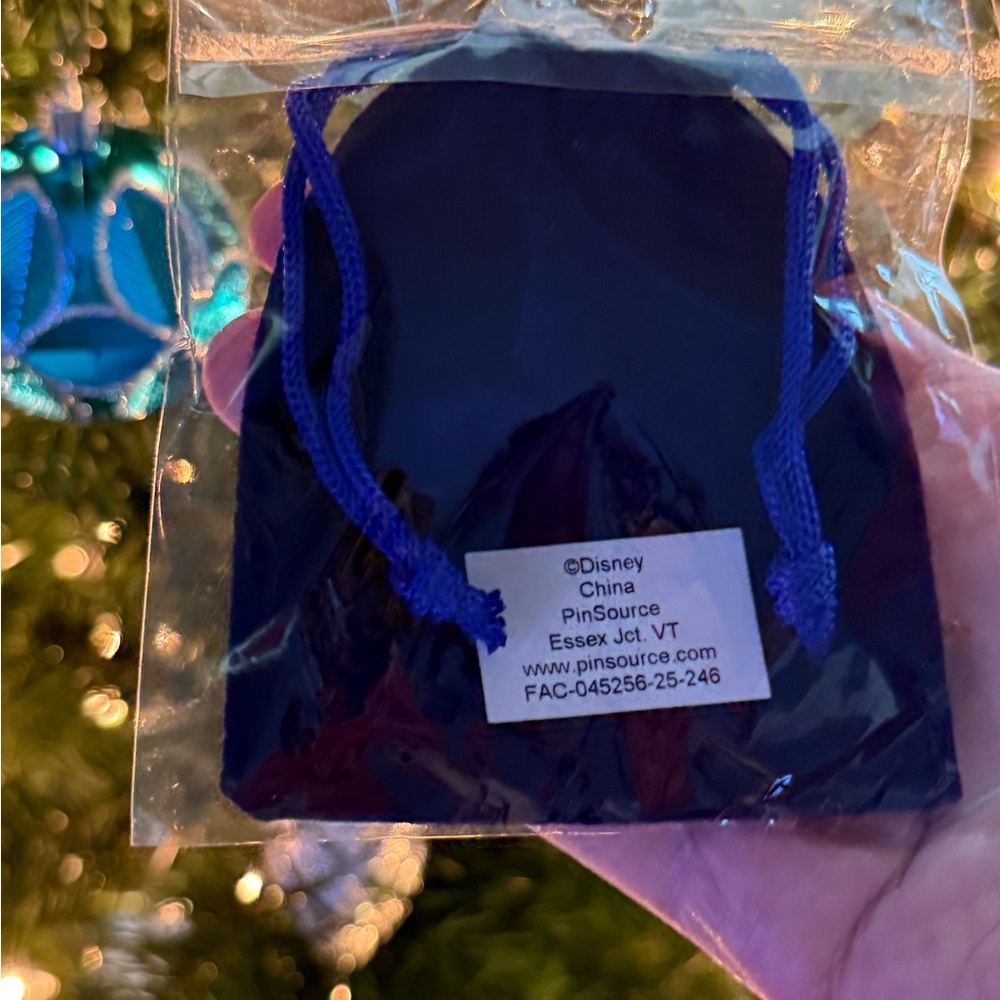 Disney D23 Exclusive Home Alone 35th Anniversary Ornament - Picture 7 of 7